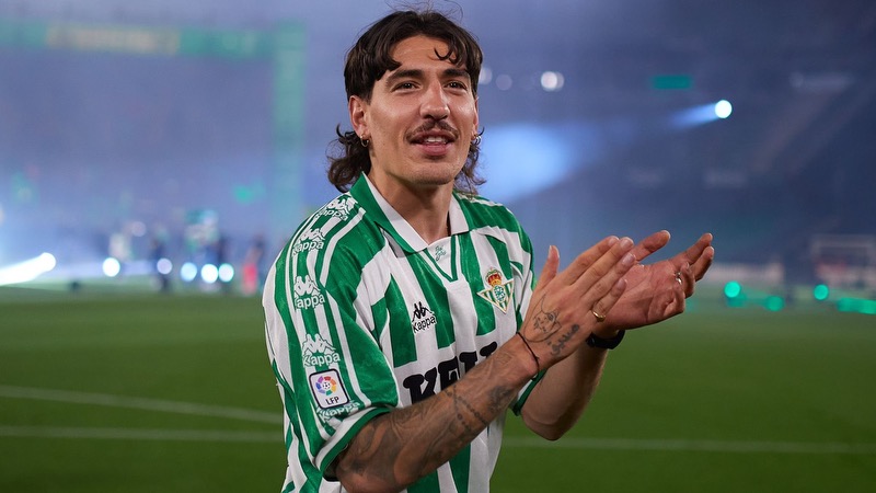 Cầu thủ Hector Bellerin - Sàn diễn thời trang cứu vãn sự nghiệp sân cỏ
